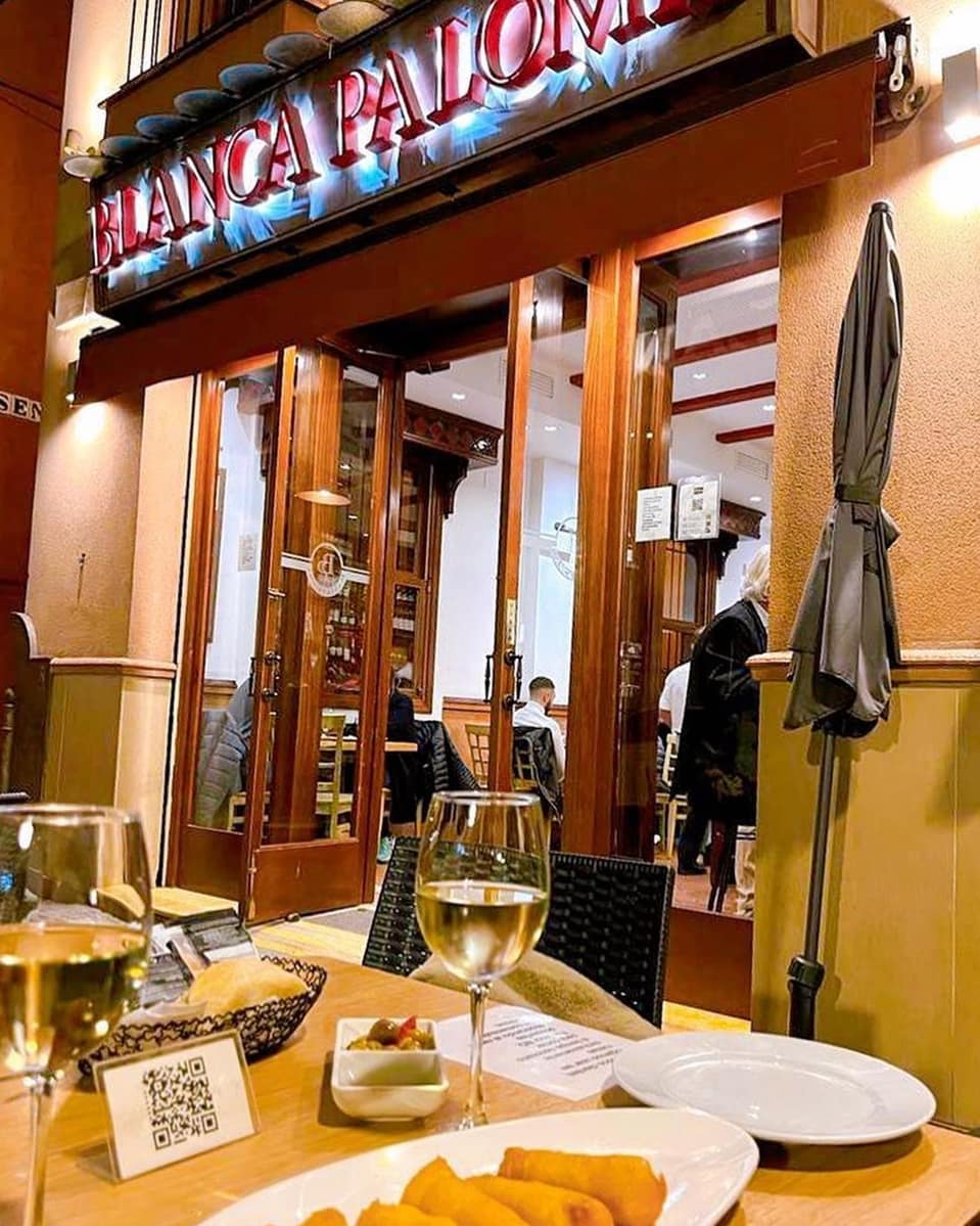 Blanca Paloma, Alameda de Hércules, Siviglia, Spagna Blanca Paloma, Alameda de Hércules, Siviglia, Spagna