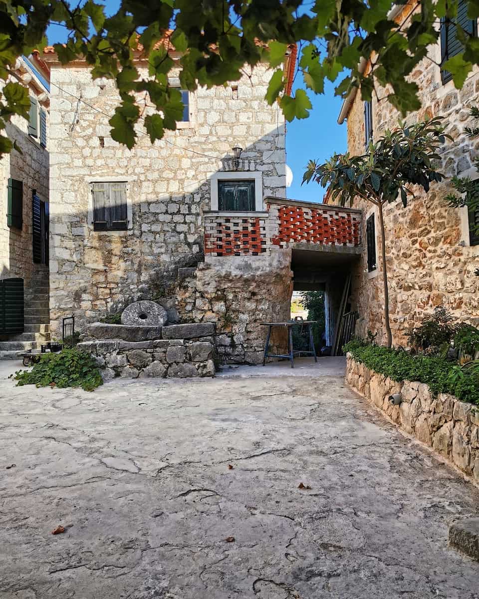 Hvar, Zavala Hvar, Zavala